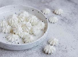 pequenos merengues brancos na tigela de cerâmica