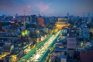 Nakamise Dori e Templo Sensoji na cidade de Tóquio, Japão foto