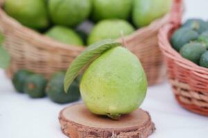 fresco goiaba fruta dentro uma cesta em branco fundo. seletivo foco. foto