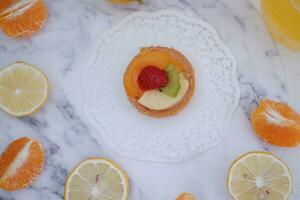 fruta tartelete com laranja, kiwi, morango e mandarim foto