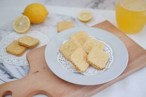 crocantes biscoitos e limão suco em uma branco fundo. foto