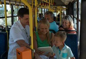 uma alegre família dentro uma ônibus foto