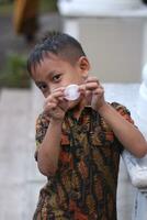 magelang, indonésia. junho 27, 2023-fofo ásia bebê Garoto dentro batik camisa foto