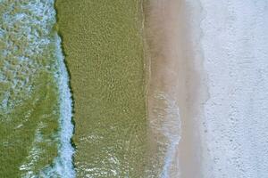 aéreo Visão do a surfar às perdido chave de praia foto