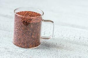 caneca de vidro de quinoa vermelha foto