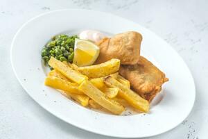 porção de peixe e batatas fritas foto