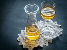 taça de vinho branco em decoração vintage foto