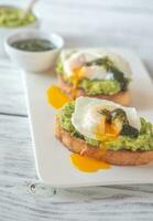 sanduíches com guacamole e caçado ovos foto