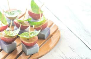 canape com lavanda queijo, uvas e manjericão foto