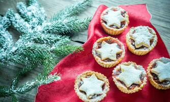 picadinho tortas com Natal árvore ramo foto