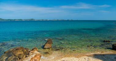 panorama Visão verão azul mar calma aceno. vento golpes legal e ainda Vejo Rocha distância ainda ilha e céu Claro Veja relaxado. adequado relaxar viagem khao aprender sim nacional parque Rayong Tailândia pacífico foto