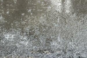 pesado chuva salpicos em a rua foto