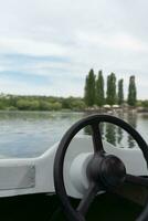 Visão a partir de a barco para a lago. a catamarã é flutuando em a rio. lindo panorama. espaço para texto.. foto