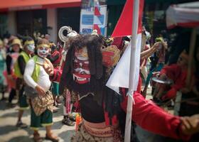 agosto 20 2023. Bandung cidade, oeste Java. Indonésia. étnico traje parada festival. atraente pessoas mostrando seus traje para público. foto