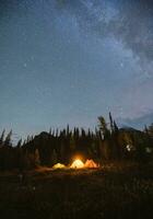 acampamento tendas com leitoso caminho dentro a noite céu em acampamento dentro outono floresta às nacional parque foto