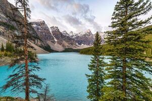 lago moraine com montanhas rochosas canadenses no parque nacional de banff foto