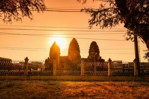 pôr do sol sobre khmer arquitetura antigo monumento do phra pontada sam yot dentro Lopburi foto