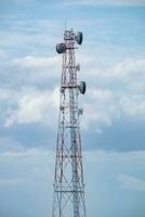 antena torre eletricidade postar alta dentro céu foto