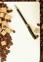 café feijões, papel, caneta foto