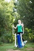 mulher exercício em uma treinador foto