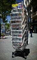 uma jornal pólo em uma rua foto