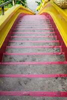 Escadaria vermelho para baixa foto