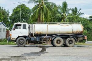 caminhão branco tanque água fluxo velho foto