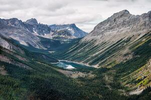 aéreo visualizar, lago dentro rochoso montanha e região selvagem às assiniboine provincial parque foto