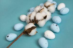 Páscoa fundo. azul e branco pintado Codorna ovos em uma azul fundo foto
