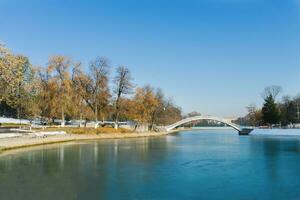 tashkent, uzbequistão. dezembro 2019. reservatório komsomol lago dentro a nacional parque do uzbequistão dentro inverno em uma ensolarado dia foto