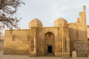 bucara, uzbequistão. dezembro 2022. monumento do medieval arquitetura magoki-attari mesquita foto