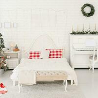 Duplo cama dentro a quarto decorado para Natal dentro vermelho e branco cores foto