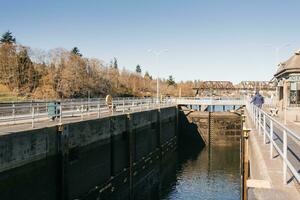 Seattle, Ballard, EUA. marcha 2022. Visão do a hiram chittenden fechaduras, ou Ballard falta, uma complexo do parece às a oeste fim do salmão baía. de Washington lago Washington navio canal foto