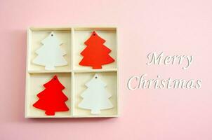 alegre Natal. alegre Natal cartão. pêssego Natal fundo. coral cor com a inscrição alegre Natal. Novo ano. foto