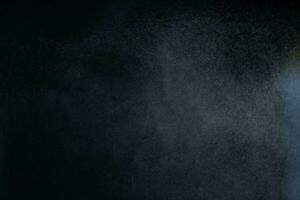água spray poeira em Sombrio fundo. pulverização névoa efeito isolado em Preto fundo. foto