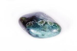 pedra mineral macro jade brasileiro no fundo branco foto