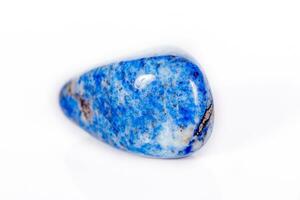 pedra mineral macro lápis-lazúli azul afeganistão no fundo branco foto
