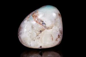macro mineral pedra amazonita em uma Preto fundo foto