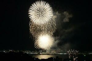 fogos de artifício sobre a água foto