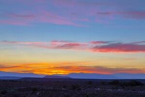 Rosa e amarelo colori nuvens depois de pôr do sol dentro a karoo foto