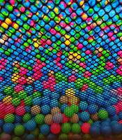colori plástico bolas estão espalhado. grande quantidade do multicolorido Diversão balões.muitos colorida plástico bolas dentro uma crianças' bola às uma Parque infantil. fechar acima padronizar foto
