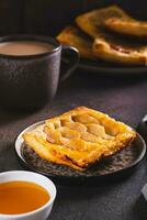 parte de cima baixa sopro pastelaria maçã azedo em uma café da manhã prato vertical Visão foto