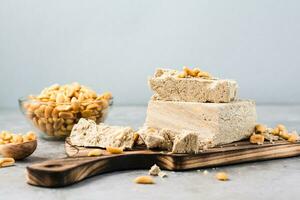 peças do girassol e amendoim halva em uma corte borda em a mesa. calórico oriental sobremesa foto