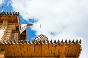 parte do a cobertura do a velho de madeira ortodoxo Igreja contra a pano de fundo do uma nublado céu. inferior Visão foto