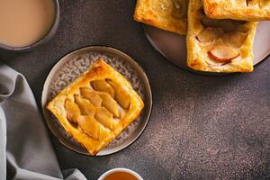 parte de cima baixa sopro pastelaria maçã azedo em uma café da manhã prato topo Visão foto