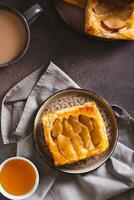 pequeno parte de cima baixa sopro pastelaria bolo com maçã em uma prato topo e vertical Visão foto