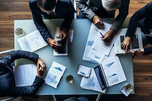 o negócio pessoas trabalhando juntos dentro escritório. topo Visão do o negócio pessoas usando computador portátil e documentos enquanto sentado às a mesa, o negócio equipe trabalhando juntos em uma mesa, topo visualizar, ai gerado foto