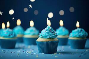 bolos de copo com azul creme de manteiga geada e queimando velas em azul fundo, aniversário bolos de copo com velas em uma azul fundo com confete, ai gerado foto