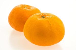 fruta laranja em branco foto