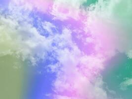 beleza doce pastel suave verde e Rosa com fofo nuvens em céu. multi cor arco Iris imagem. abstrato fantasia crescendo luz foto